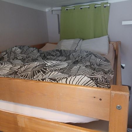 Logement Chambre Seul En Supplement Ou Dortoir Mixte Roquemaure  Bilik gambar