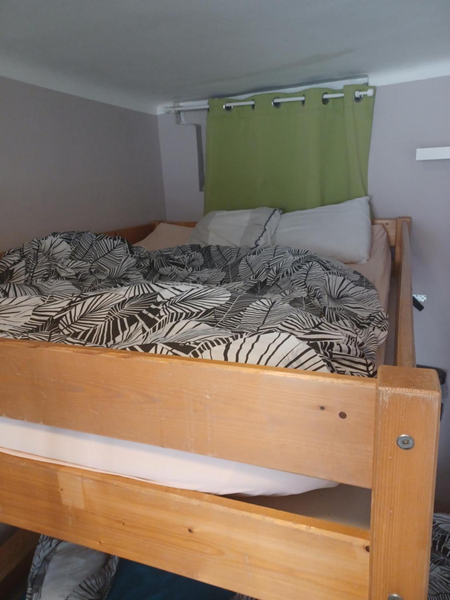 Logement Chambre Seul En Supplement Ou Dortoir Mixte Roquemaure  Bilik gambar